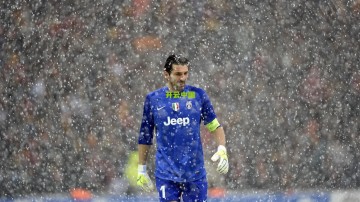 意媒曝转会秘闻，塔瓦雷斯曾接近罗马，死敌烙印成交易拦路虎