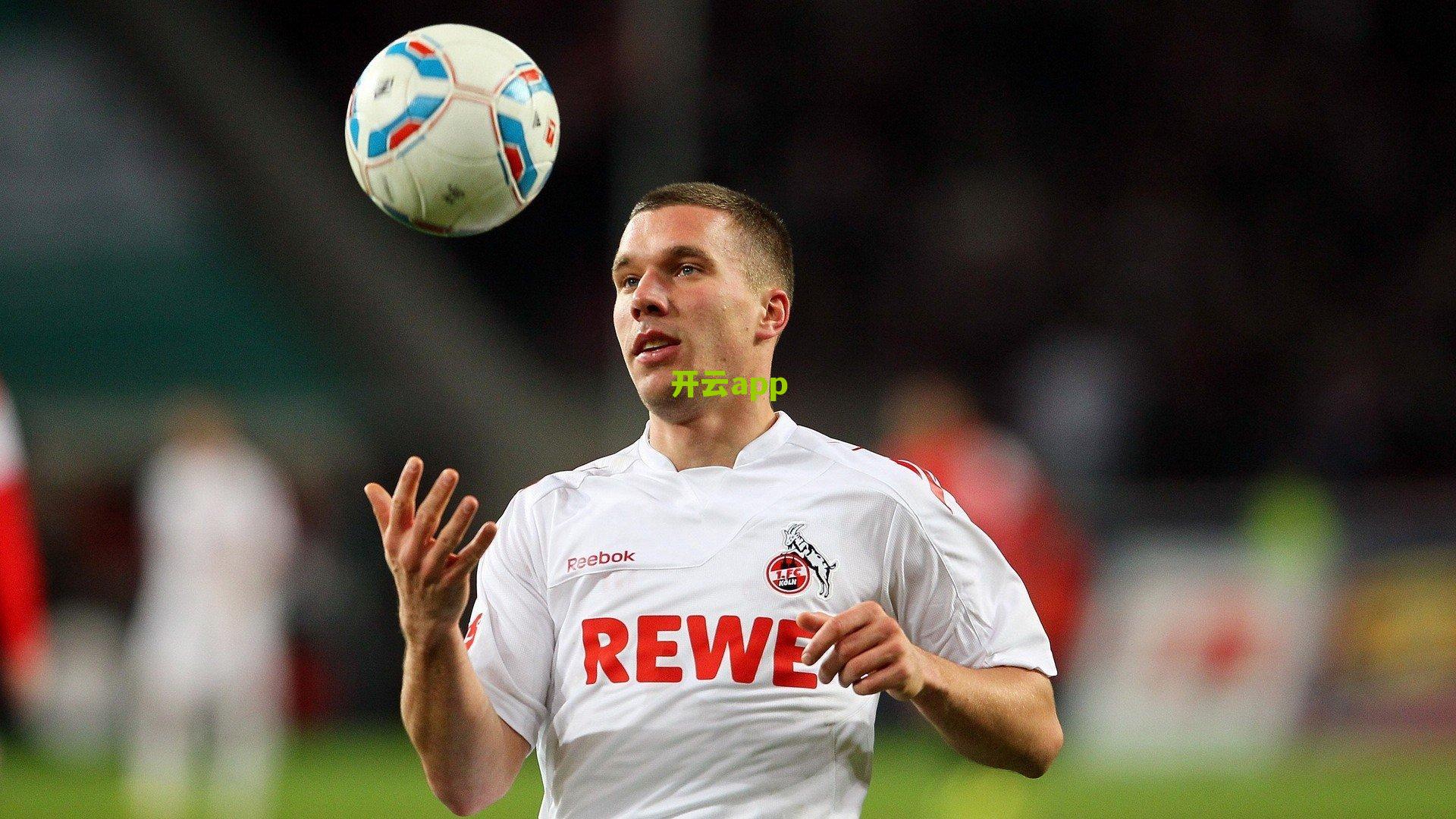 足坛传奇告别伯纳乌！皇马22冠功勋自由身离队，药厂深夜官宣震撼签约