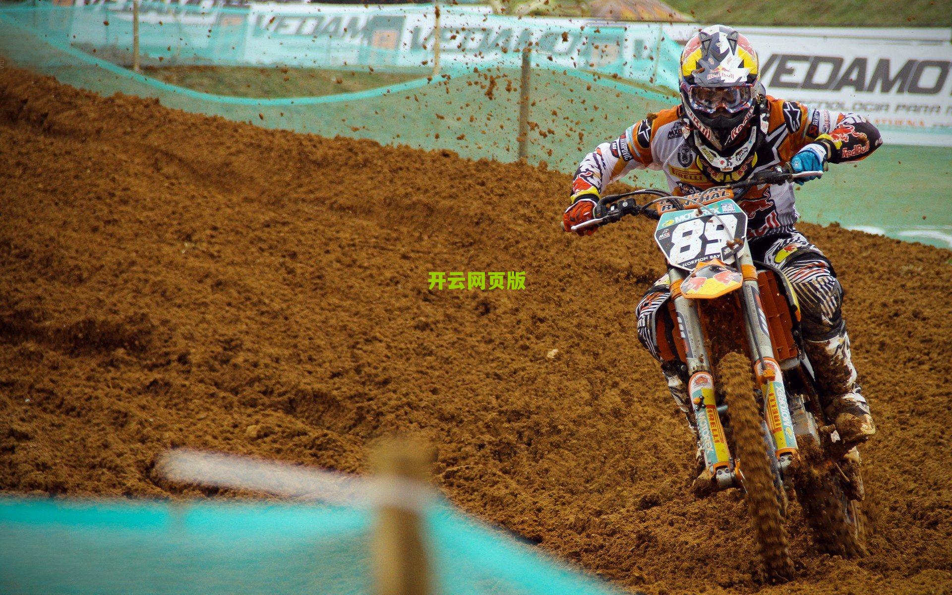 现场直击雨战蓄力!国足冒雨苦练备战中国香港,战术磨合与斗志成焦点